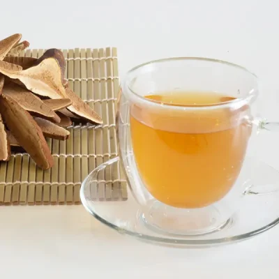 Nấm Linh Chi - Nấm Lim Xanh Ngọc Anh 13 ly nước nấm linh chi fuji đỏ đã sắc và nấm thái lát, minh họa cách dùng hiệu quả