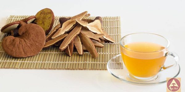 Nấm Linh Chi Việt Nam: Lợi Ích Vượt Trội Cho Sức Khỏe Miễn Dịch, Gan và Tiêu Hóa 3 nấm lim xanh sắc nước, ly nước nấm lim xanh, chụp trên mành tre, 2023