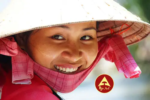 Tác Dụng Của Nấm Lim Xanh 44 Cô gái trồng nấm tươi cười, mặt đầy mồ hôi, đội nón lá, tượng trưng cho sức khoẻ và tinh thần tích cực