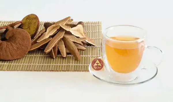 Nấm Lim Xanh Ngọc Anh: Dược Tính 72.47% - Giá 3 Loại Tốt Nhất 42 Ly trà nấm lim xanh, nấm nguyên tai, vài lát nấm cắt sẵn, minh hoạ cho cách dùng nấm lim xanh chuẩn